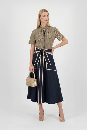 Nora Tie-Neck Short-Sleeve Blusa