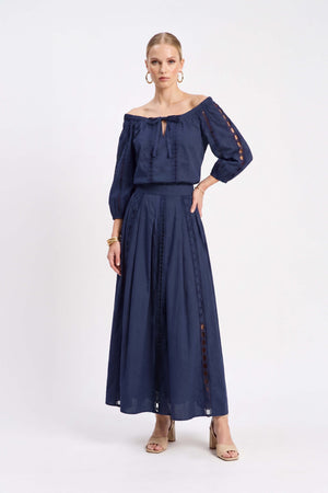 Adriana Off-Shoulder Lace Blusa 554300 MAR - Reina Diaz