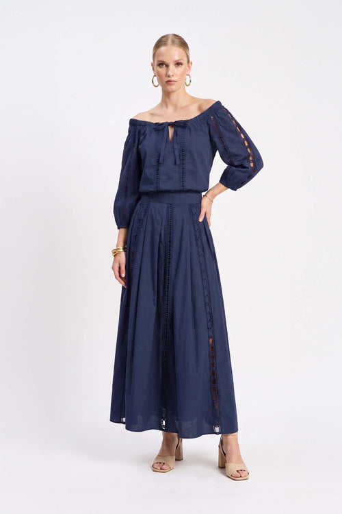 Adriana Off-Shoulder Lace Blusa 554300 MAR - Reina Diaz