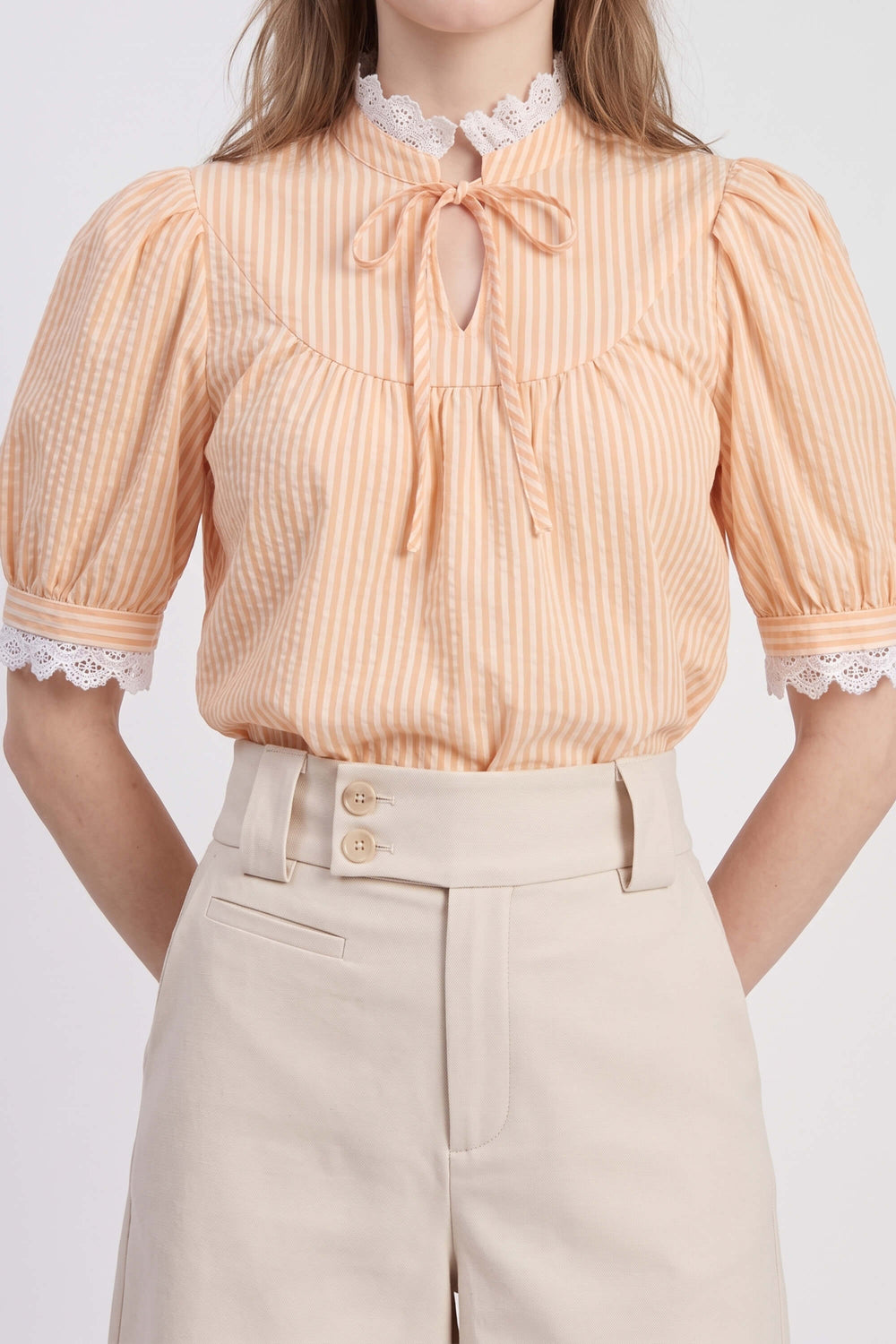Mia High-Neck Lace Striped Blusa 752952 NAR - Reina Diaz